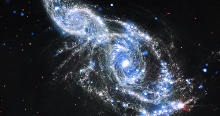 Galáxia espiral distante fotografada no espaço profundo